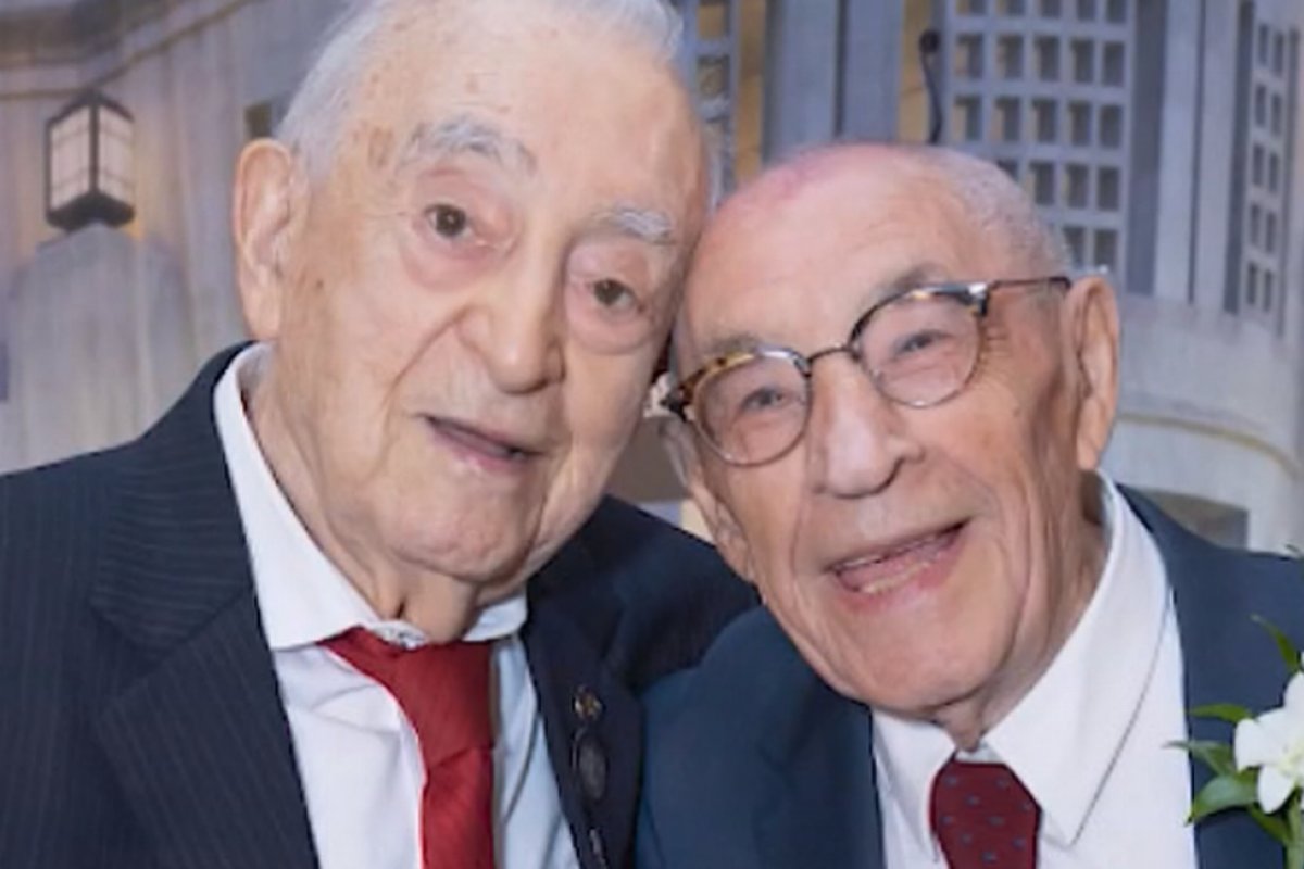 Nos EUA, sobreviventes do Holocausto se encontram por acaso após 79 anos
