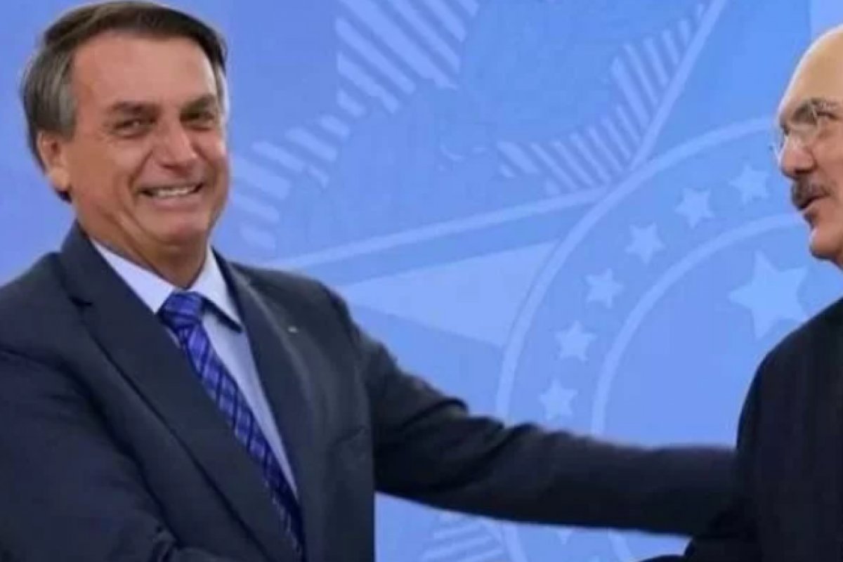 Bolsonaro lamenta saída de Milton Ribeiro do MEC e diz que ele deixou cargo "temporariamente"