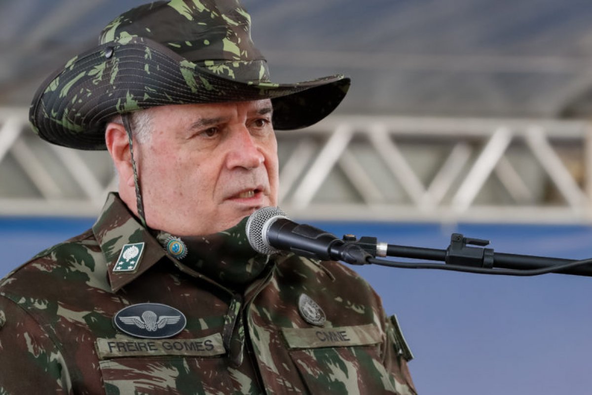 General Freire Gomes assume comando do Exército brasileiro