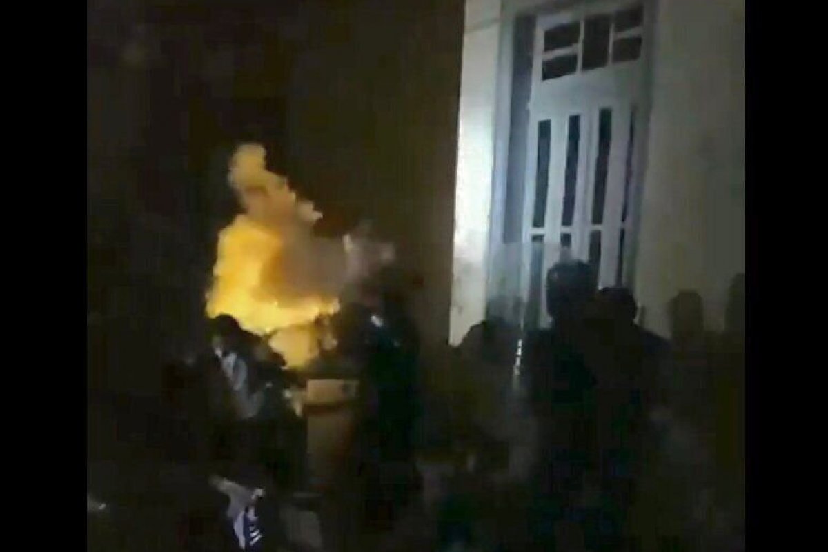 Vídeo: professores invadem prefeitura de Feira de Santana durante protesto