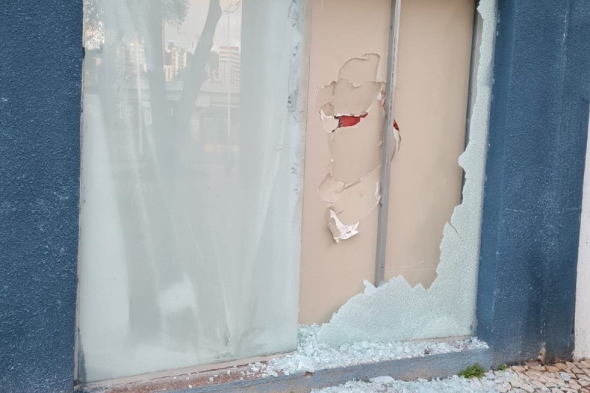 Agência bancário é arrombada perto de shooping na Avenida ACM