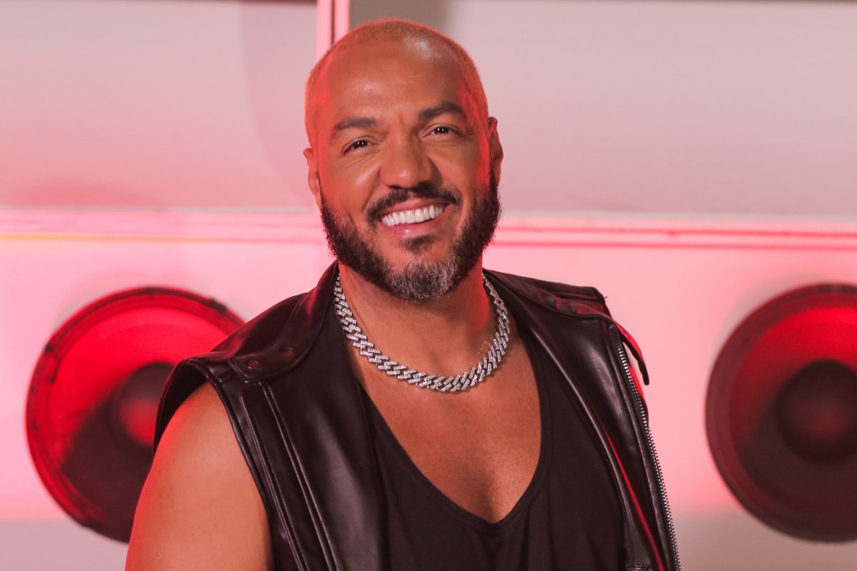 Belo regrava canções da Anitta em homenagem às mulheres!