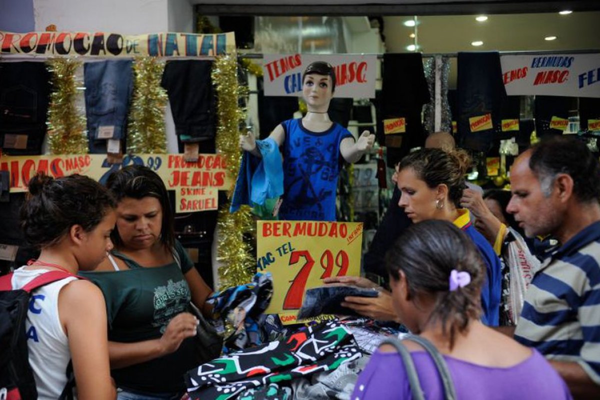 Consumo das classes C e D recua 3% em fevereiro