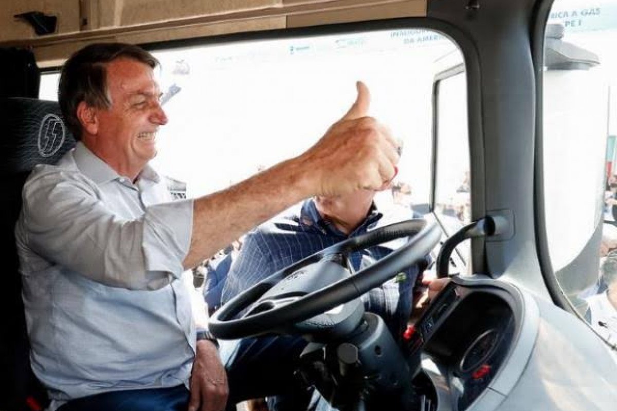 Bolsonaro anuncia programa de compra de caminhões com mais de 30 anos