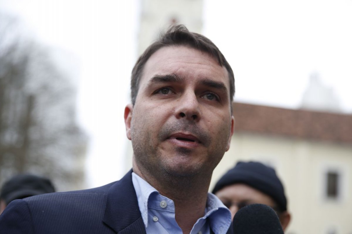 Procurador informa ao TSE que Flávio Bolsonaro postou fake news contra Lula