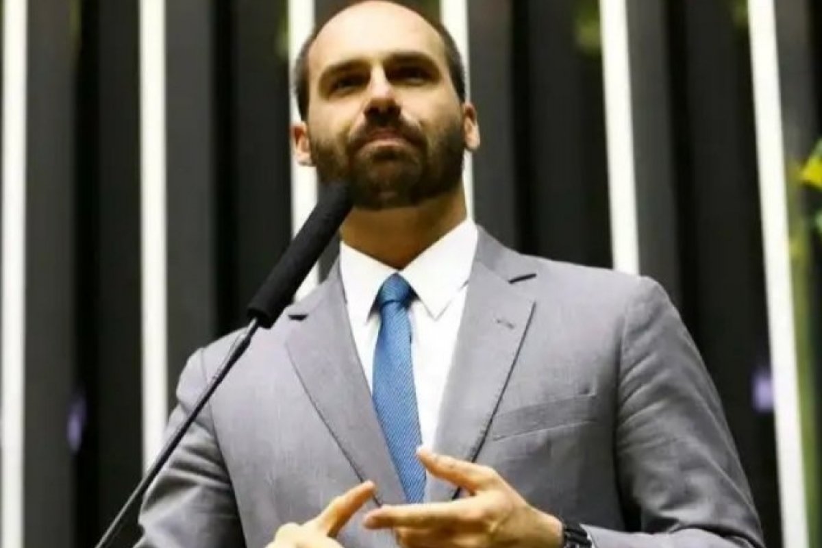 Eduardo Bolsonaro desiste da vaga de embaixador