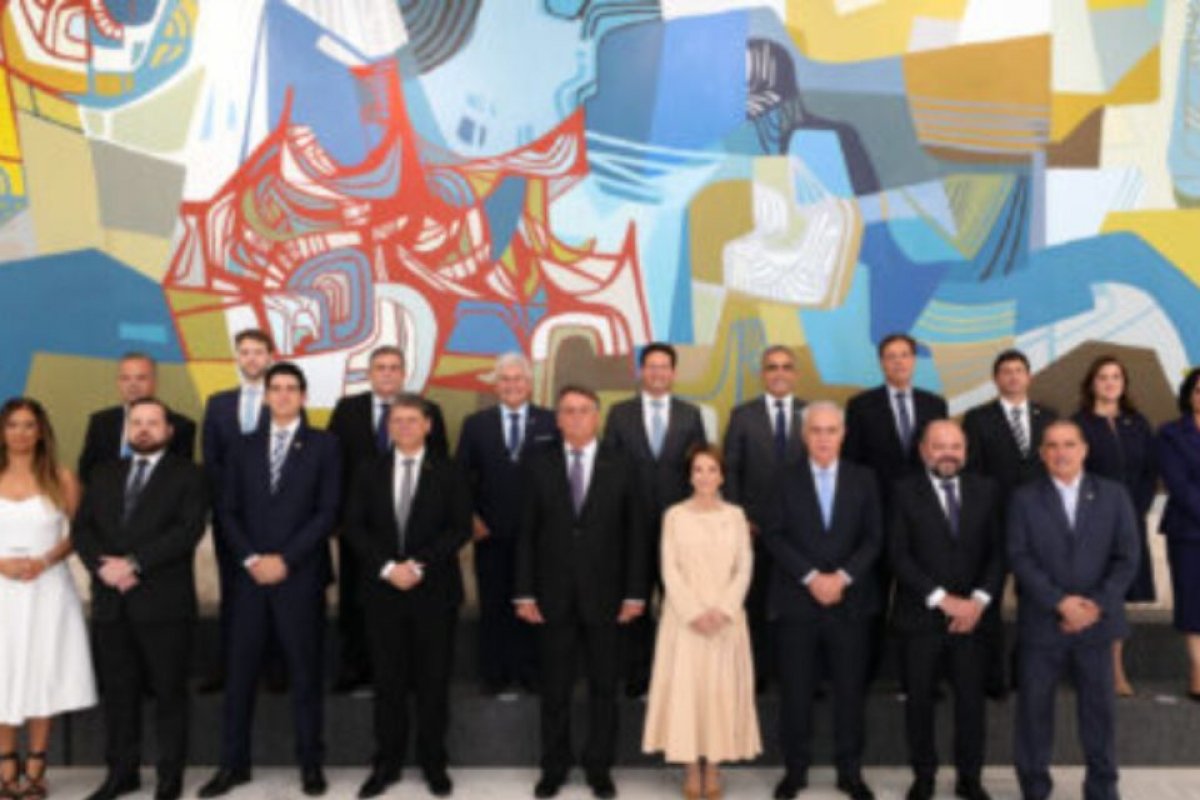 Dez ministros e seis governadores deixam os postos para disputar as eleições 2022