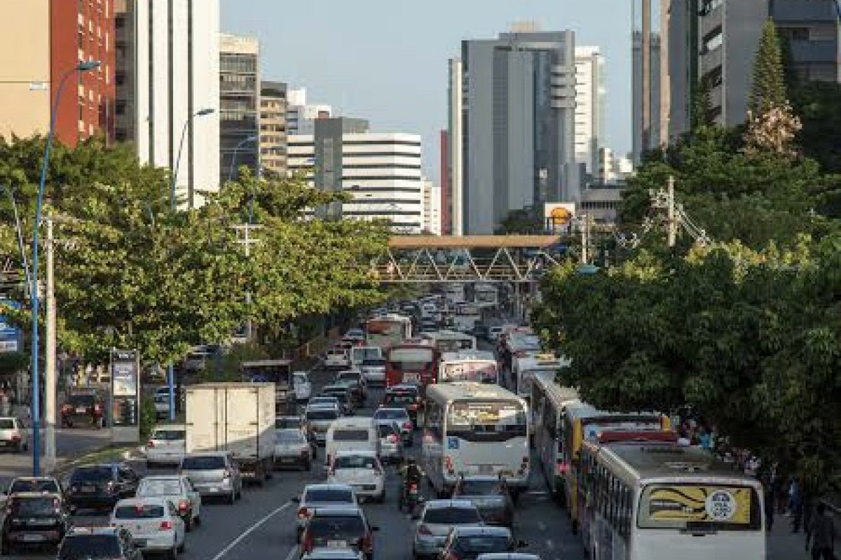 Transalvador: trânsito na Avenida Tancredo Neves é alterado por causa de obras