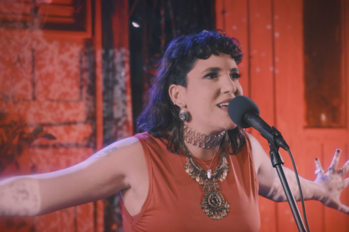 Sandyalê revisita a discografia em versões lo-fi ao vivo