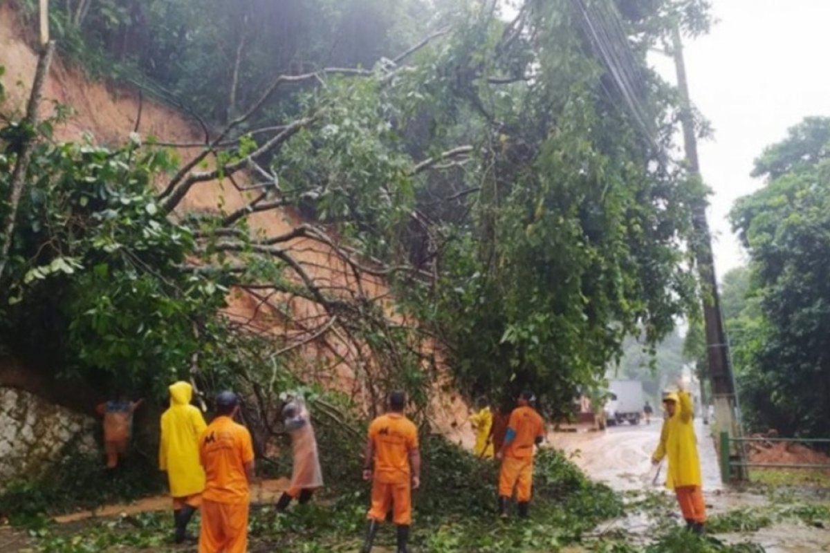 Temporal e deslizamento deixam 11 desaparecidos em Angra dos Reis, RJ