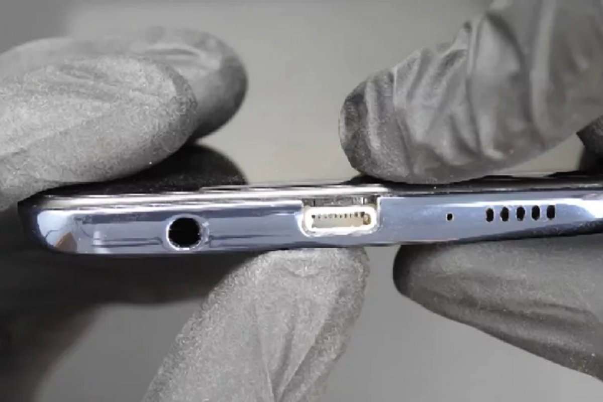 Engenheiro cria 1º celular Android com cabo Lighting