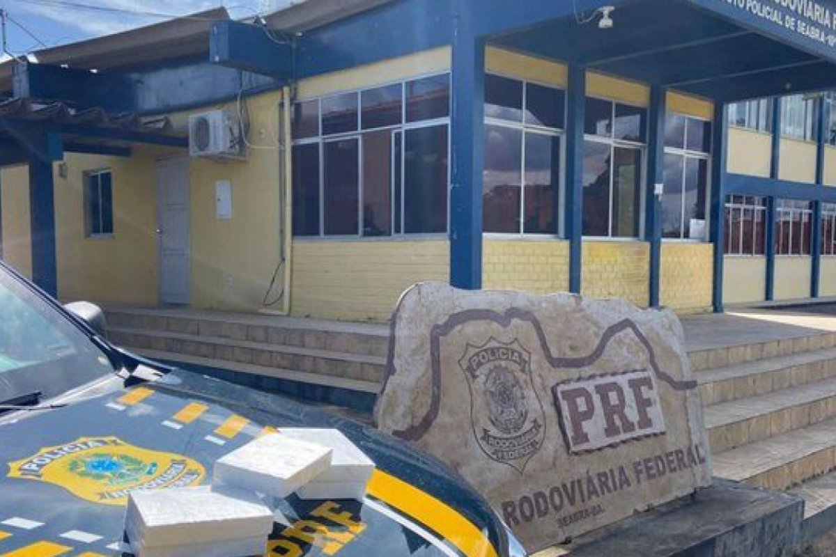 PRF apreende cocaína com passageiro de ônibus em Seabra, na Bahia