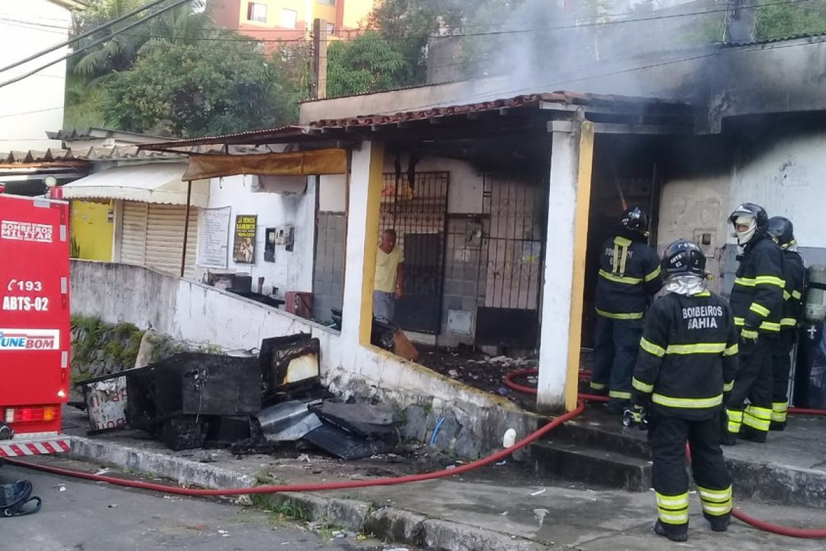 Incêndio atinge loja de eletrônicos na Mata Escura, em Salvador