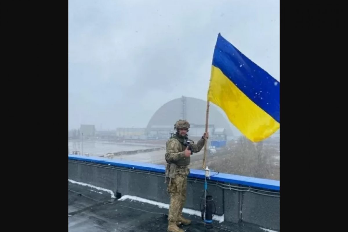 Chernobyl: Após retirada de militares russos, soldado posa com bandeira da Ucrânia
