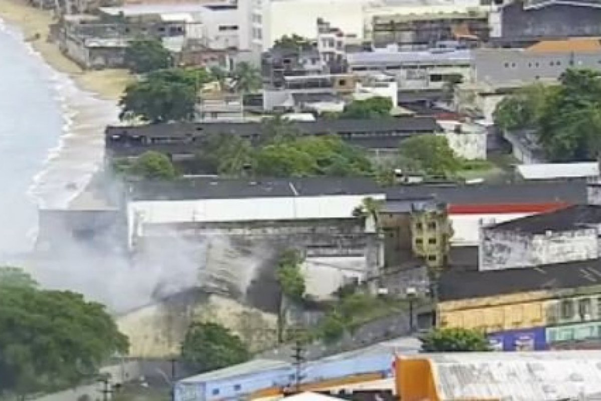 Galpão no bairro da Calçada pega fogo e desaba parcialmente