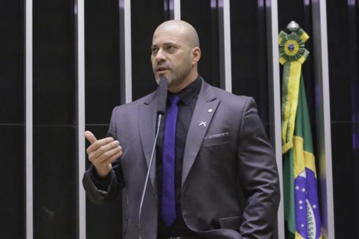 Defesa de Daniel Silveira alega que tornozeleira 'tem vida própria' e emite 'ruídos estranhos'