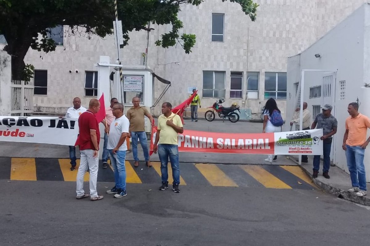 Funcionários de hospital baiano realizam protesto e interrompem atividades em Salvador