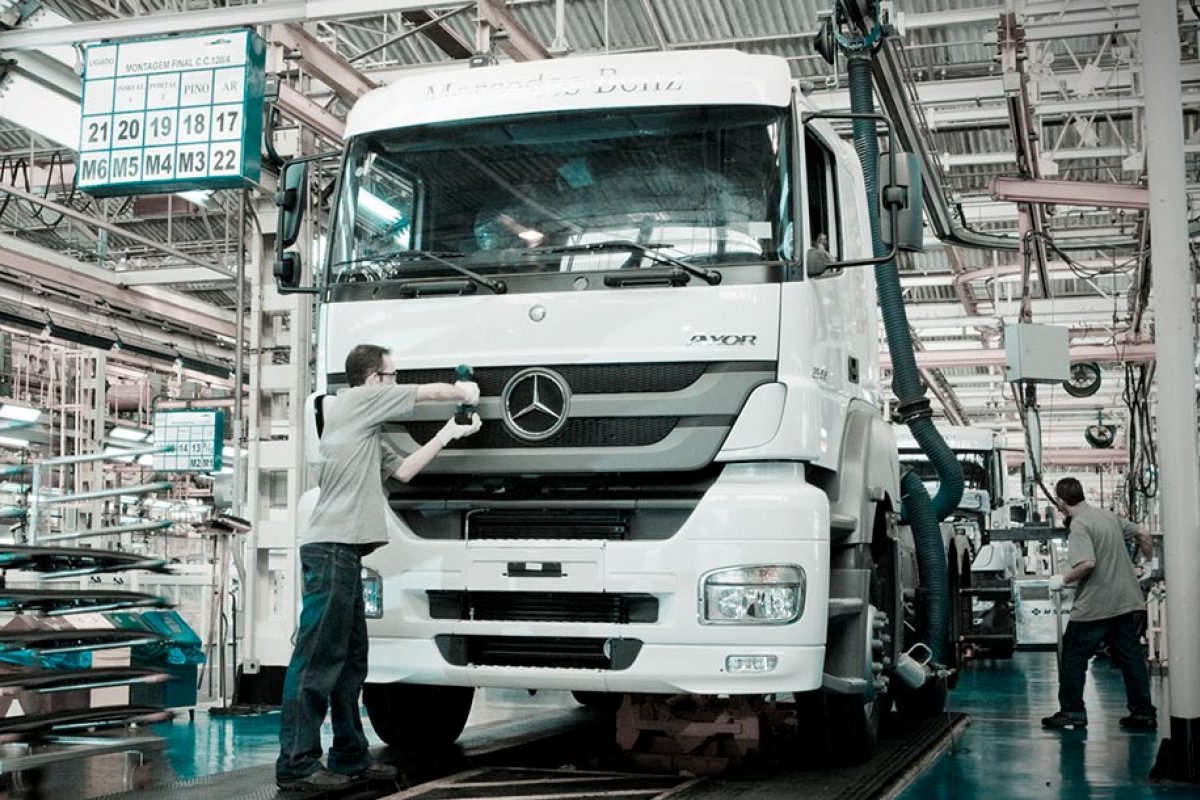 Mercedes-Benz interrompe produção no país por falta de chips