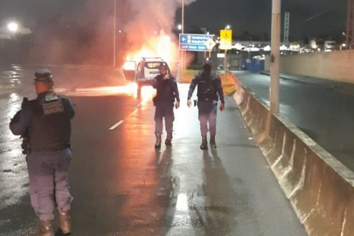 Viatura da Guarda Civil Municipal pega fogo em Salvador; ninguém ficou ferido
