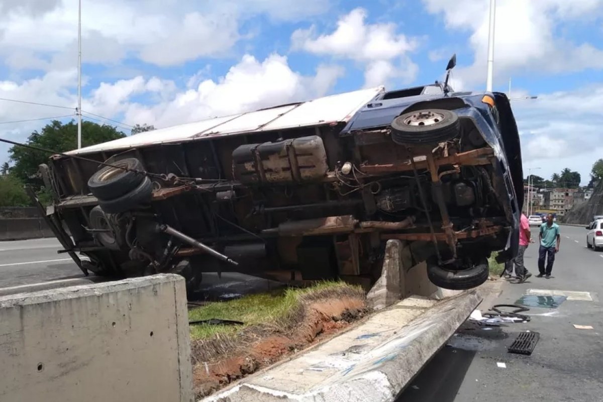 Caminhão carregado de chocolate tomba na BR-324, em Salvador