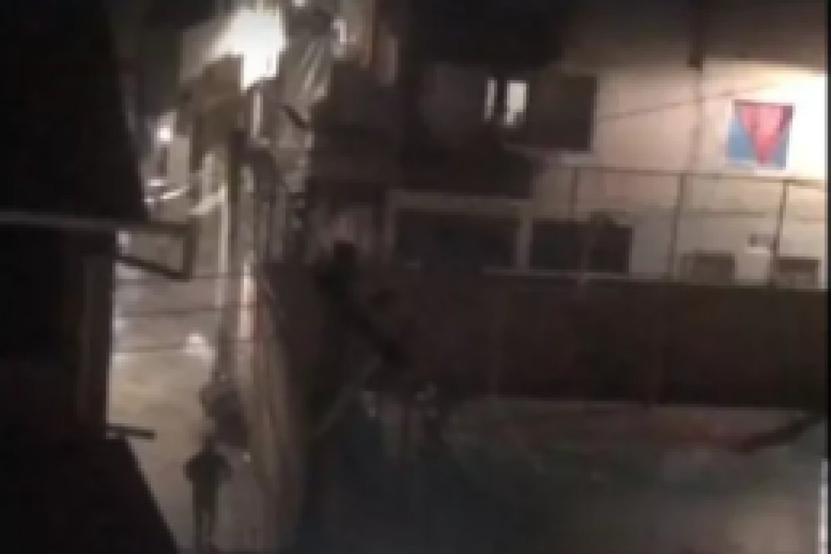 Homem tenta invadir casa para fugir da polícia e é preso em Pernambués