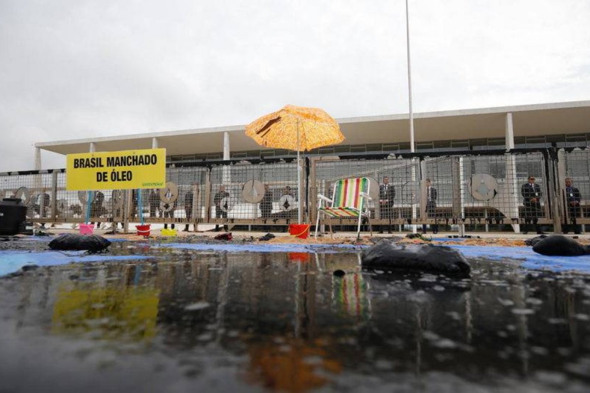 Grupo do Greenpeace suja esplanada de óleo e gera revolta entre os passantes