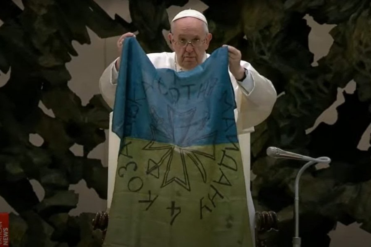 Papa beija bandeira da Ucrânia e condena "massacre de Bucha"