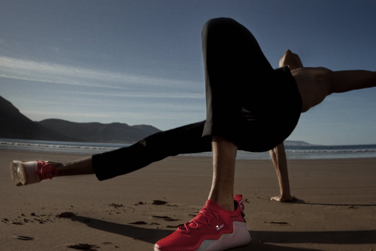 Christian Louboutin lança tênis inspirado no Brasil