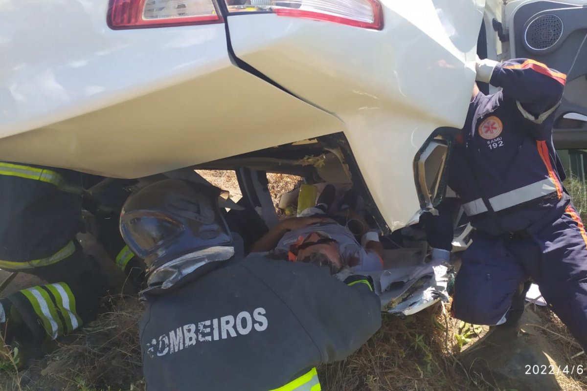 Homem é retirado das ferragens por bombeiros após acidente de carro em Vitória da Conquista