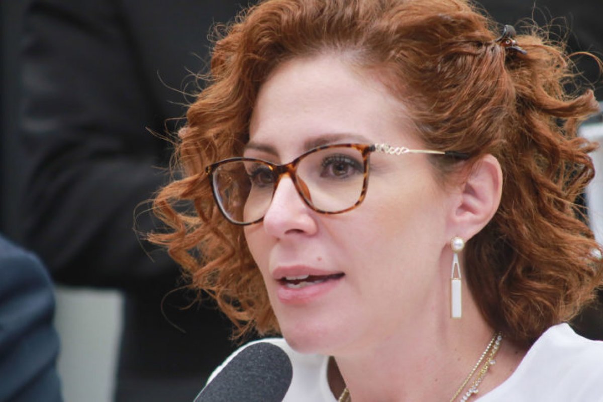 Zambelli apresenta notícia-crime contra Lula após comentário sobre "incomodar deputados"