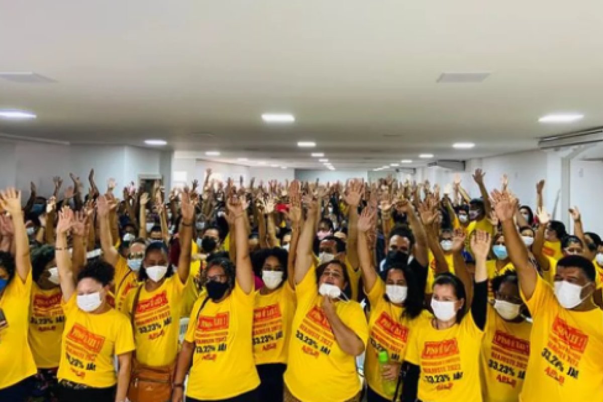 Feira de Santana: Prefeitura anuncia reajuste de 33% para professores e pede na Justiça o fim da greve