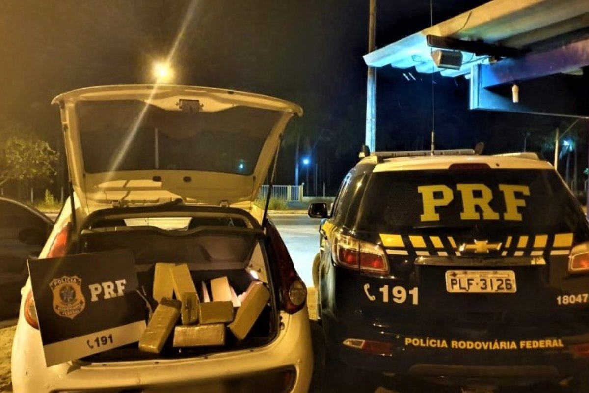 Dois homens são presos com 30 quilos de maconha dentro de um carro