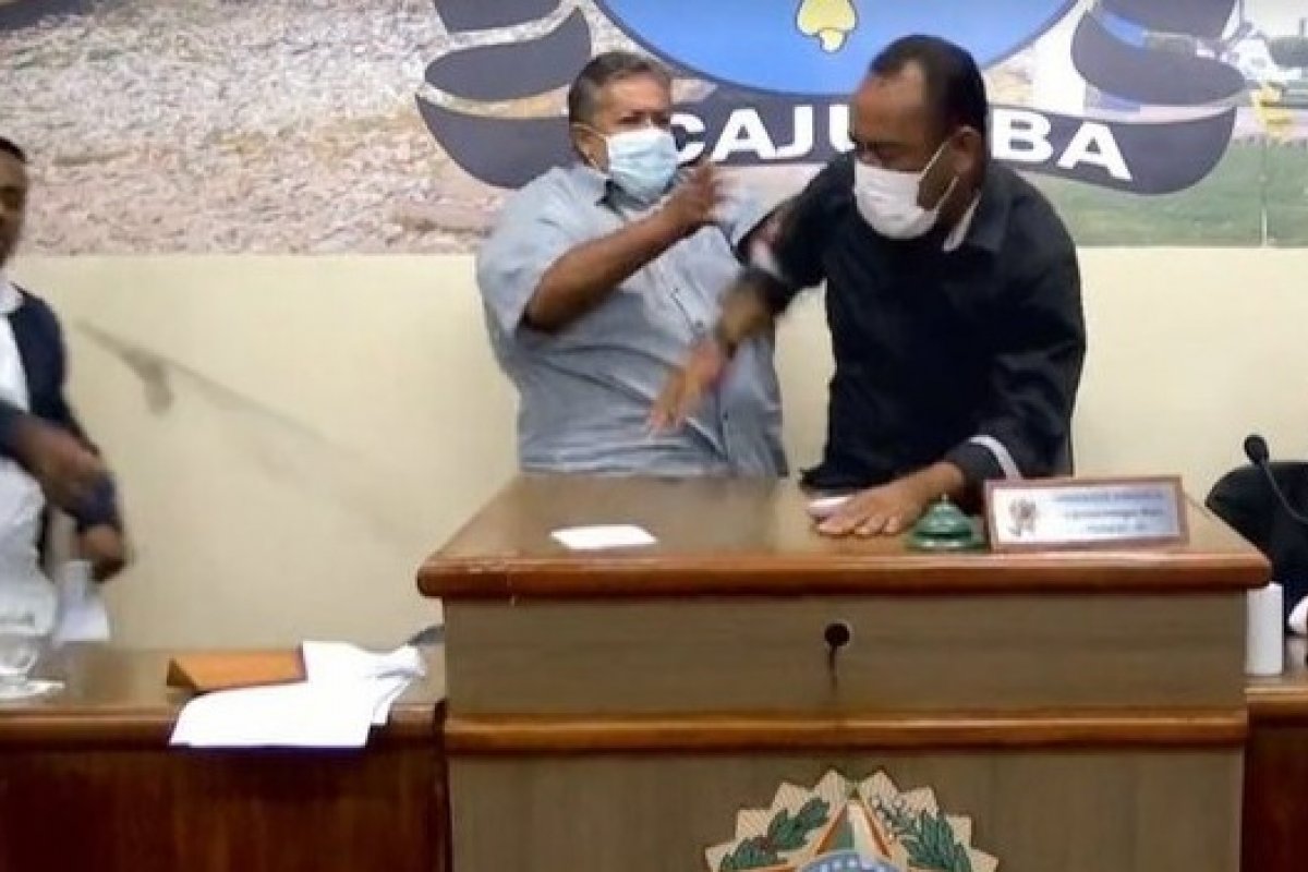 Vídeo: Vereador agride presidente de Câmara  de Acajutiba, na BA, durante sessão