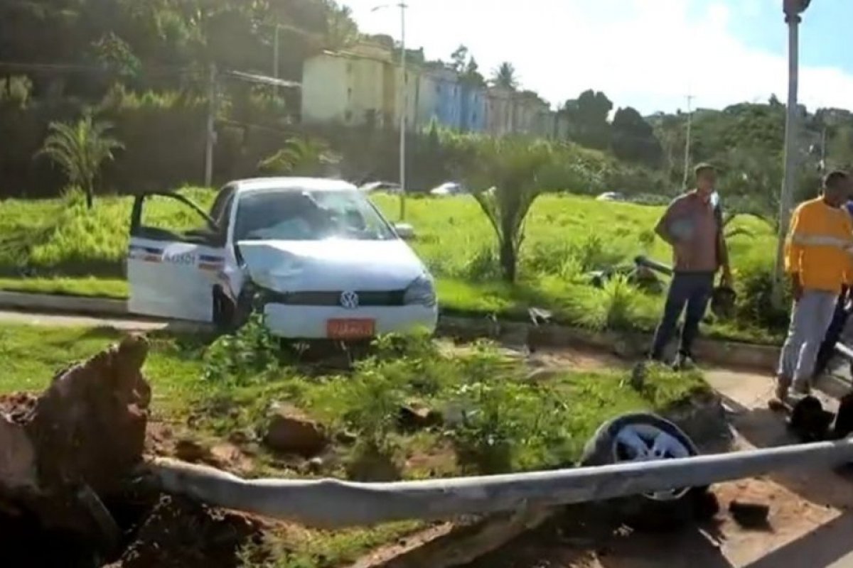 Salvador: táxi capota, destrói semáforo e deixa três feridos em trecho da Avenida 29 de Março