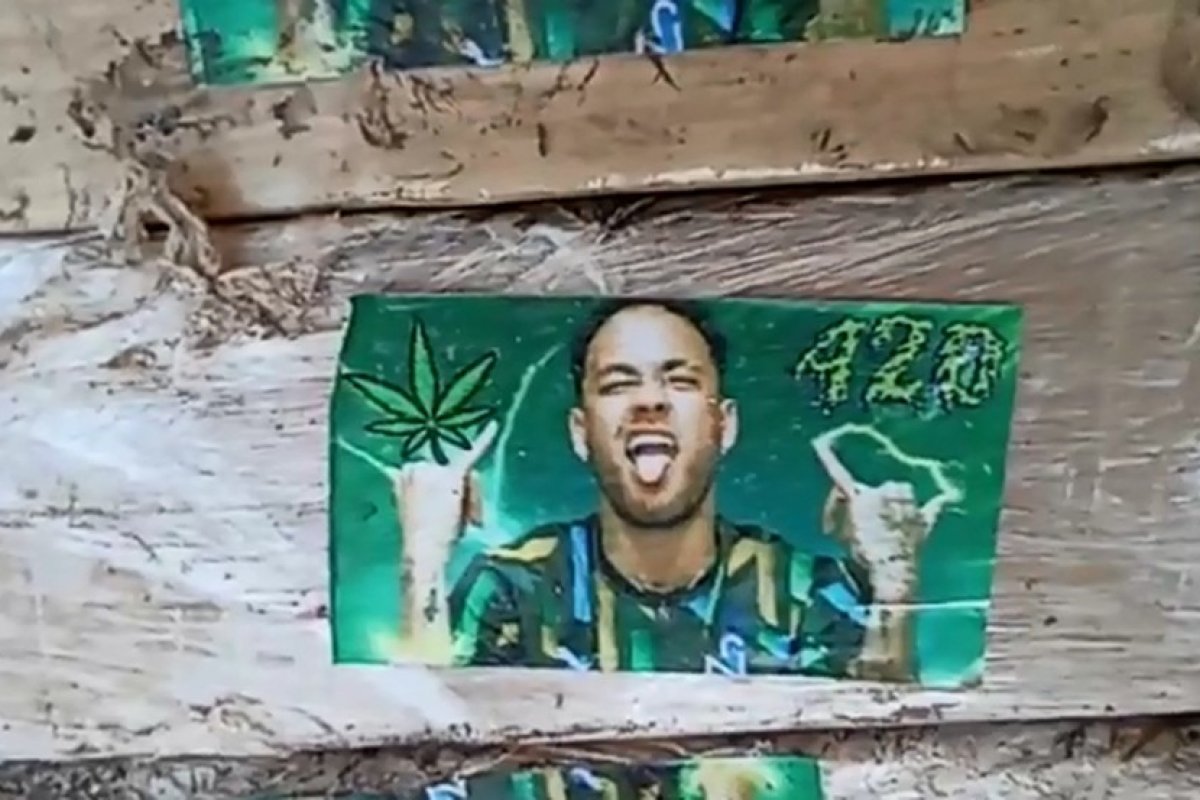 Policiais paraguaios apreendem mais de 800 kg de maconha com foto de Neymar na fronteira com o Brasil
