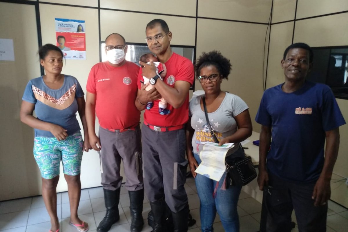 Bebê recém-nascida é salva por bombeiro ao engasgar em Alagoinhas