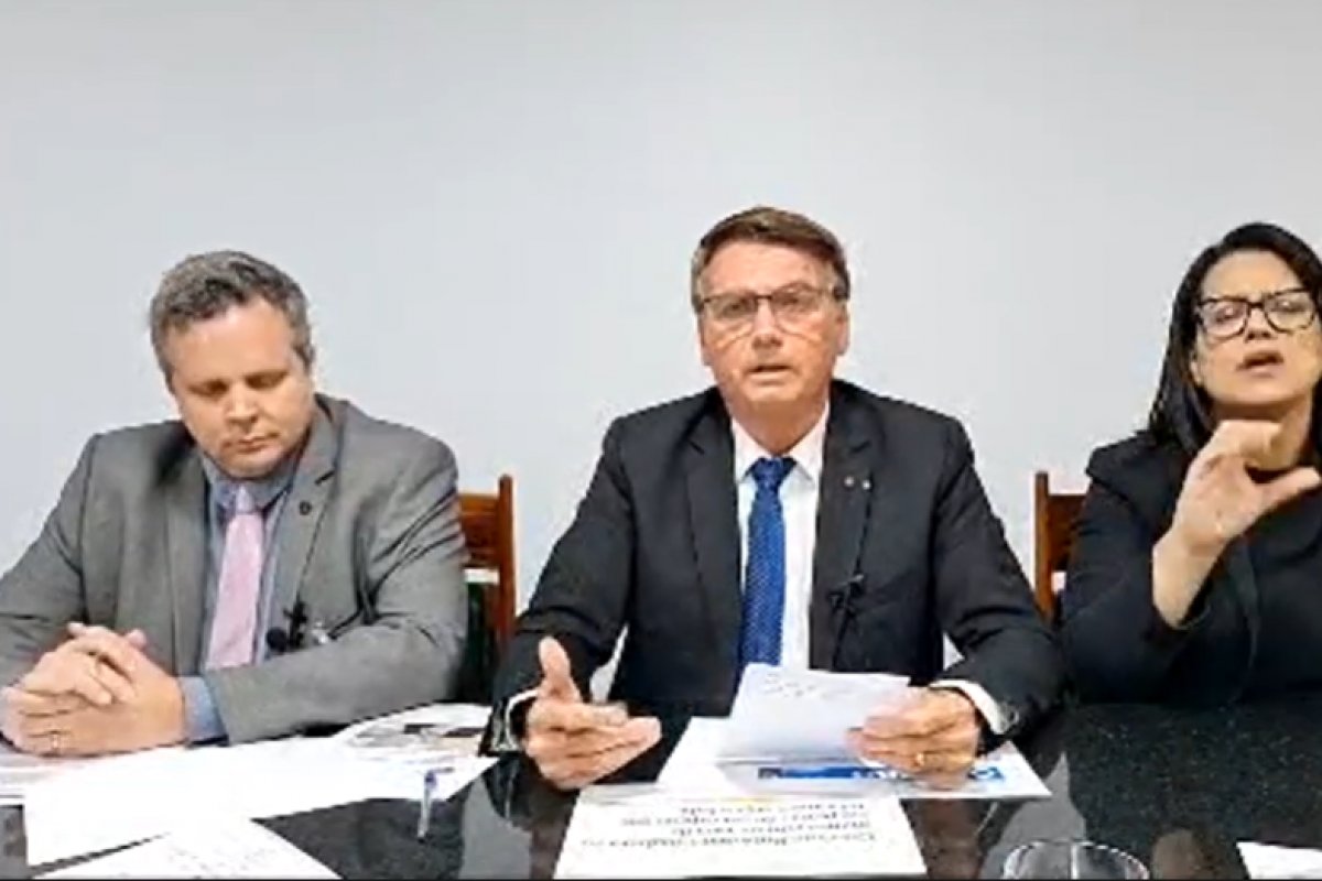 "Projeto sem pé nem cabeça, seria o início da censura no Brasil", diz Bolsonaro