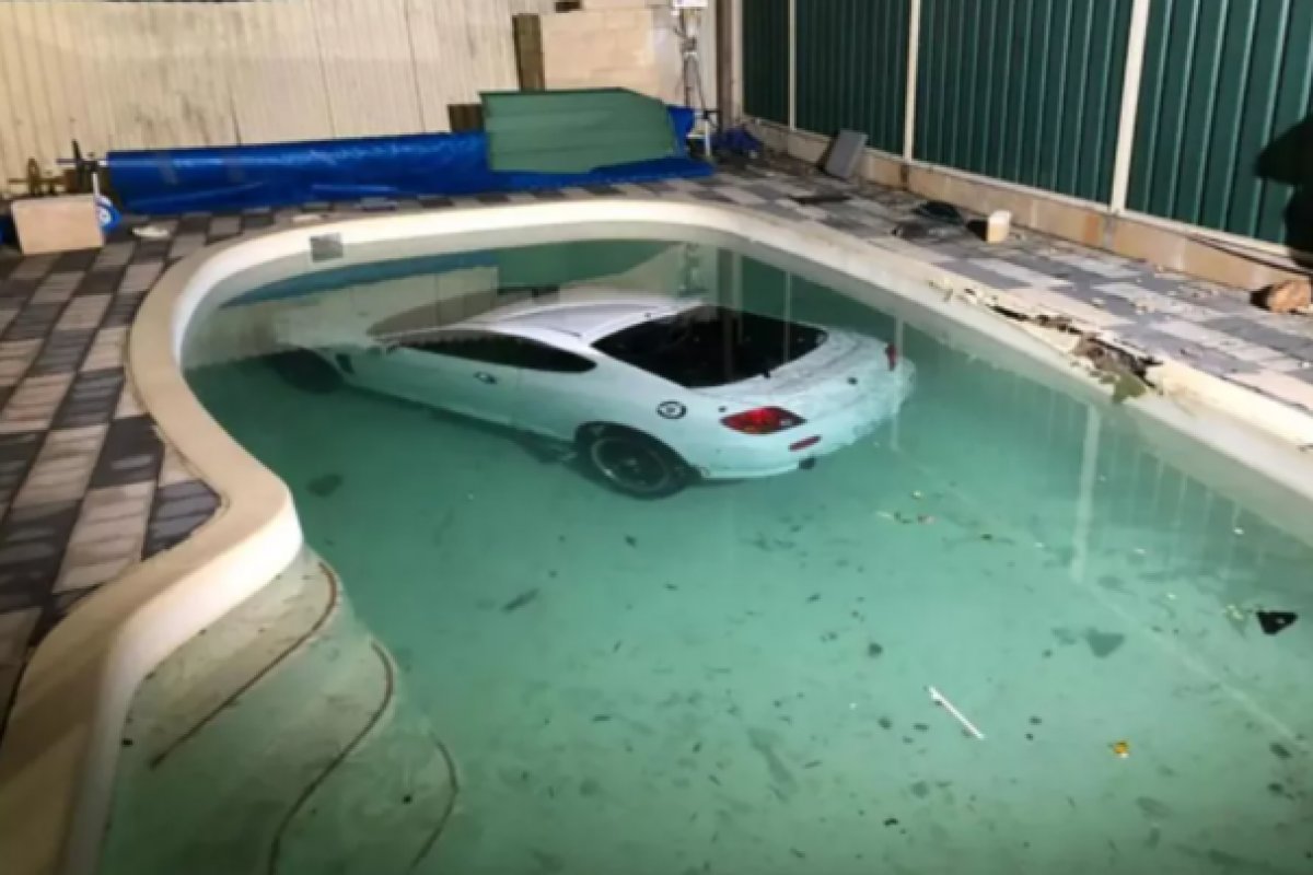 Sem habilitação, jovem de 25 anos perde controle de carro e cai na piscina de casa