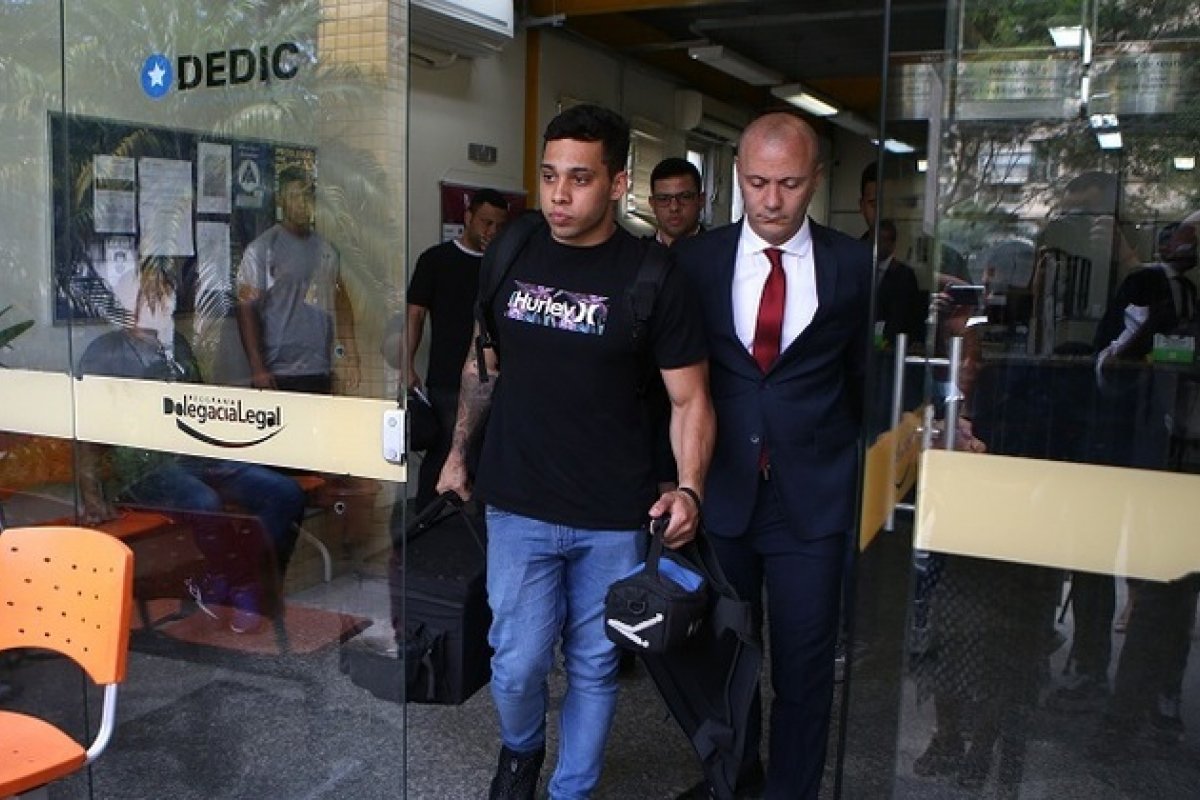 Gabriel Monteiro: ex-assessor revela ter levado pílula do dia seguinte para a menor gravada fazendo sexo com o vereador