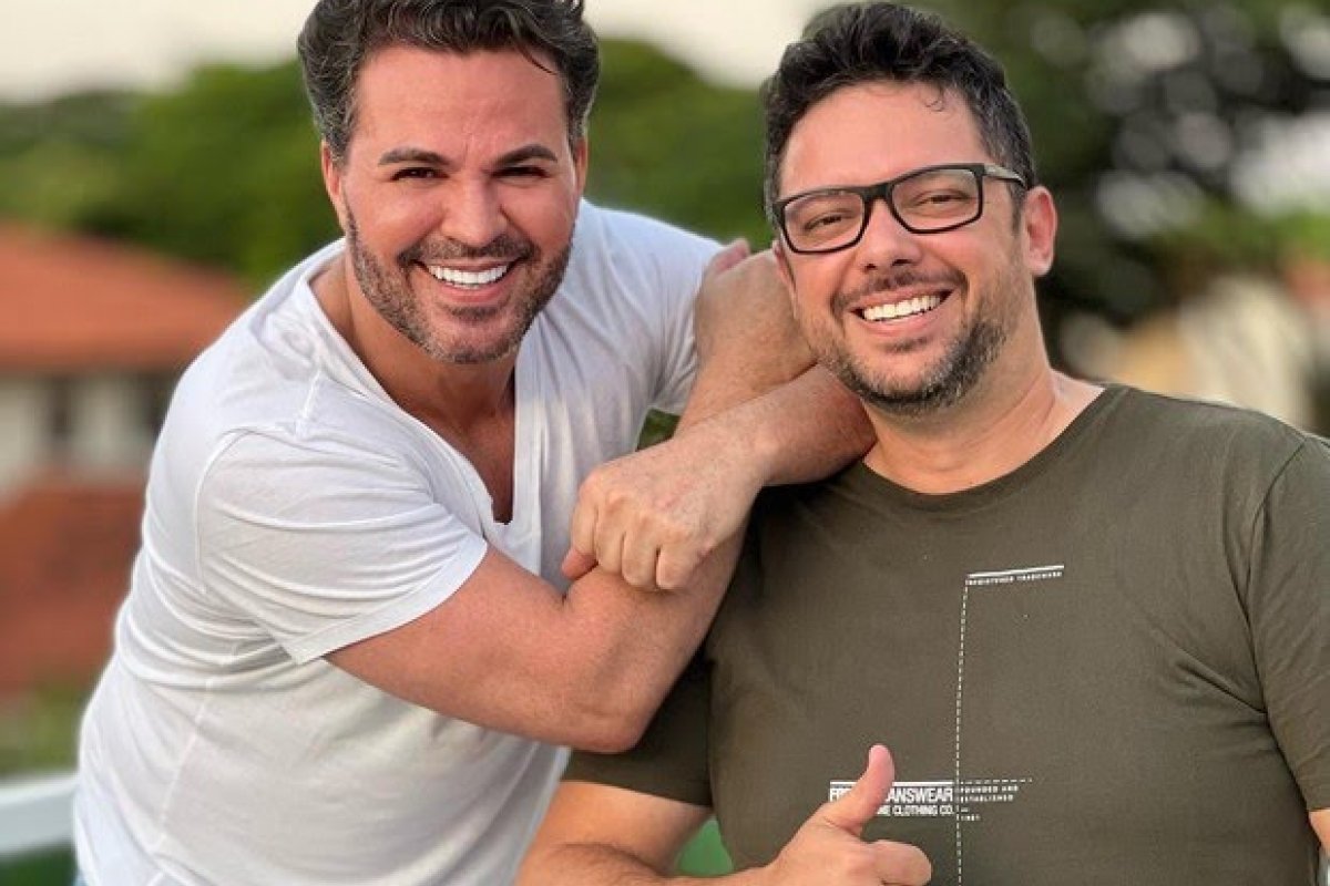 Após alguns barracos, Eduardo Costa posa com ex-marido de sua mulher