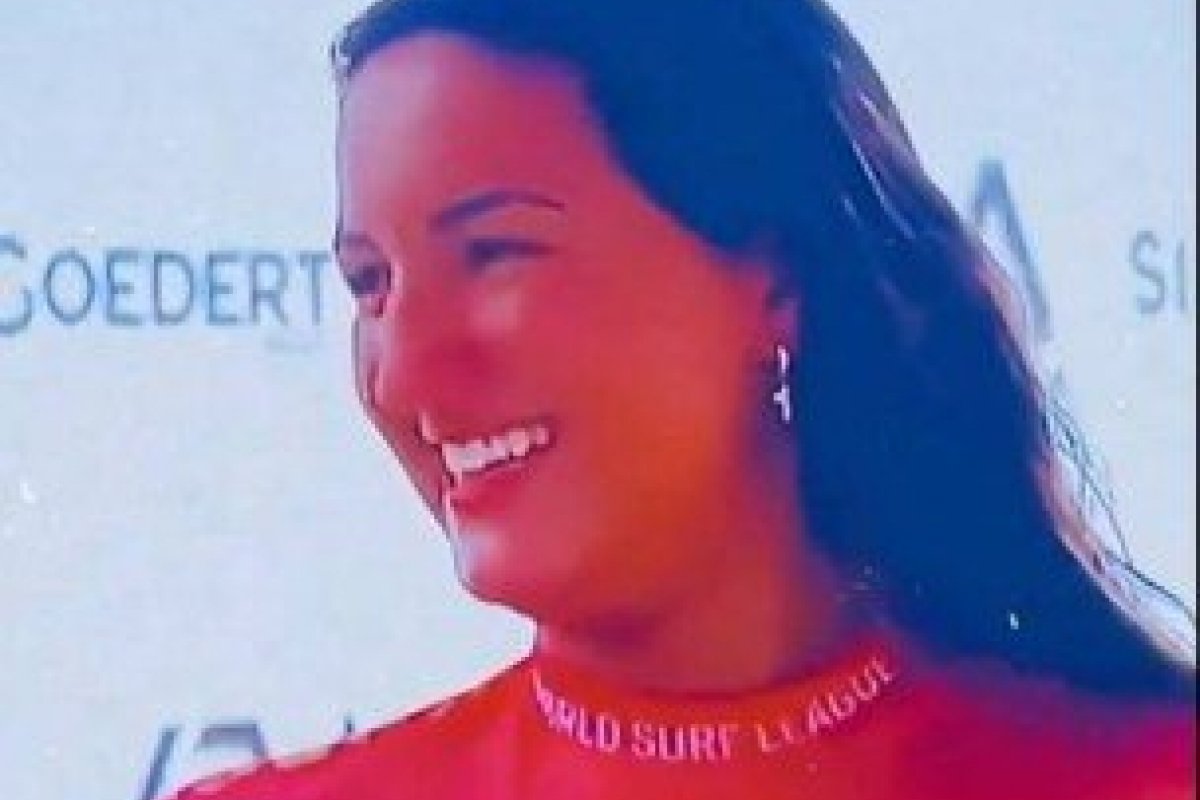 Em festa! Aos 16 anos, irmã de Gabriel Medina vence Sul-americano em mesma praia que ele ganhou pela primeira vez etapa de mundial