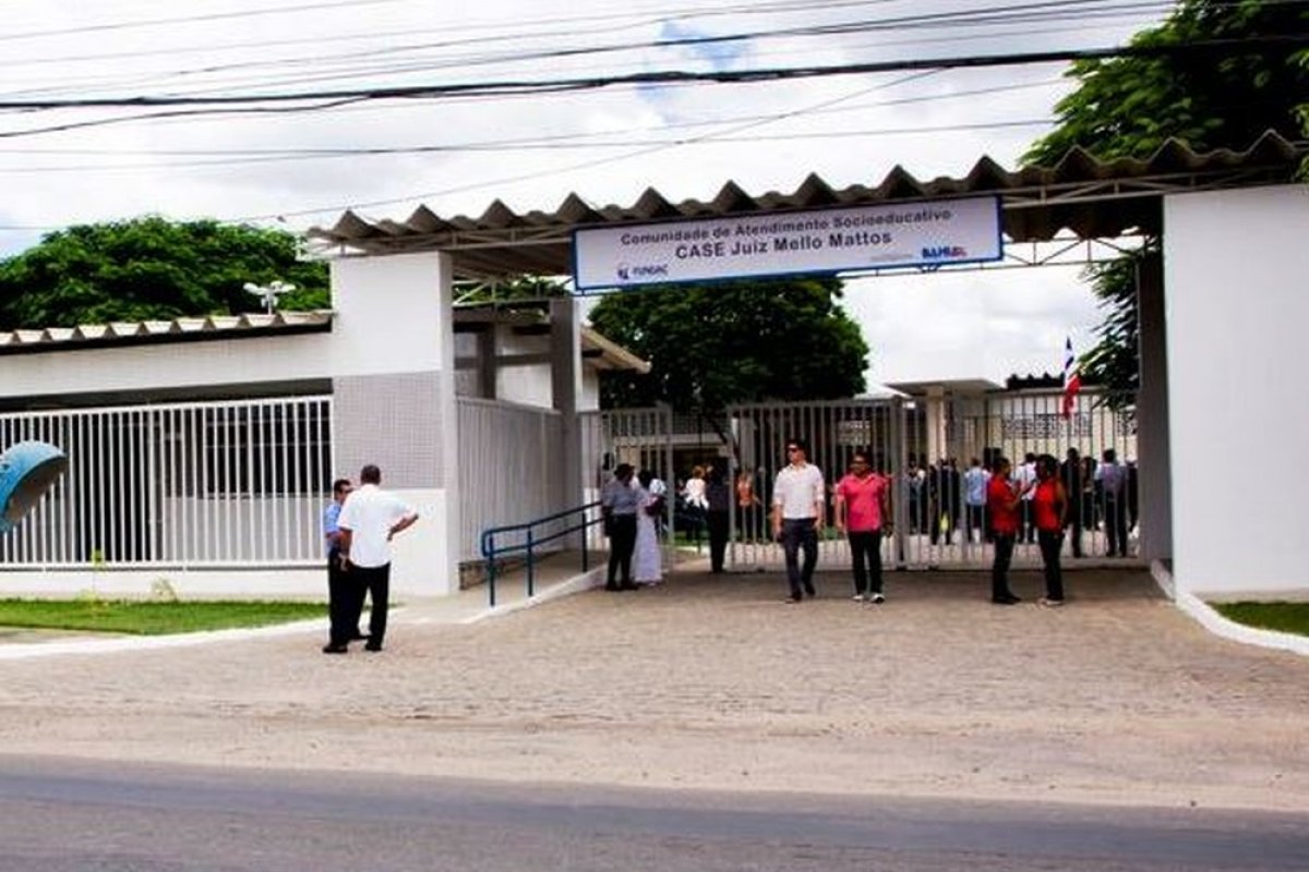 Adolescentes queimam colchão em motim no Case de Feira de Santana