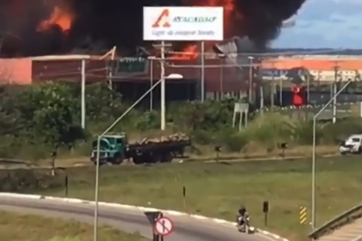 Vitória da Conquista: bombeiros seguem combatendo chamas de incêndio em supermercado