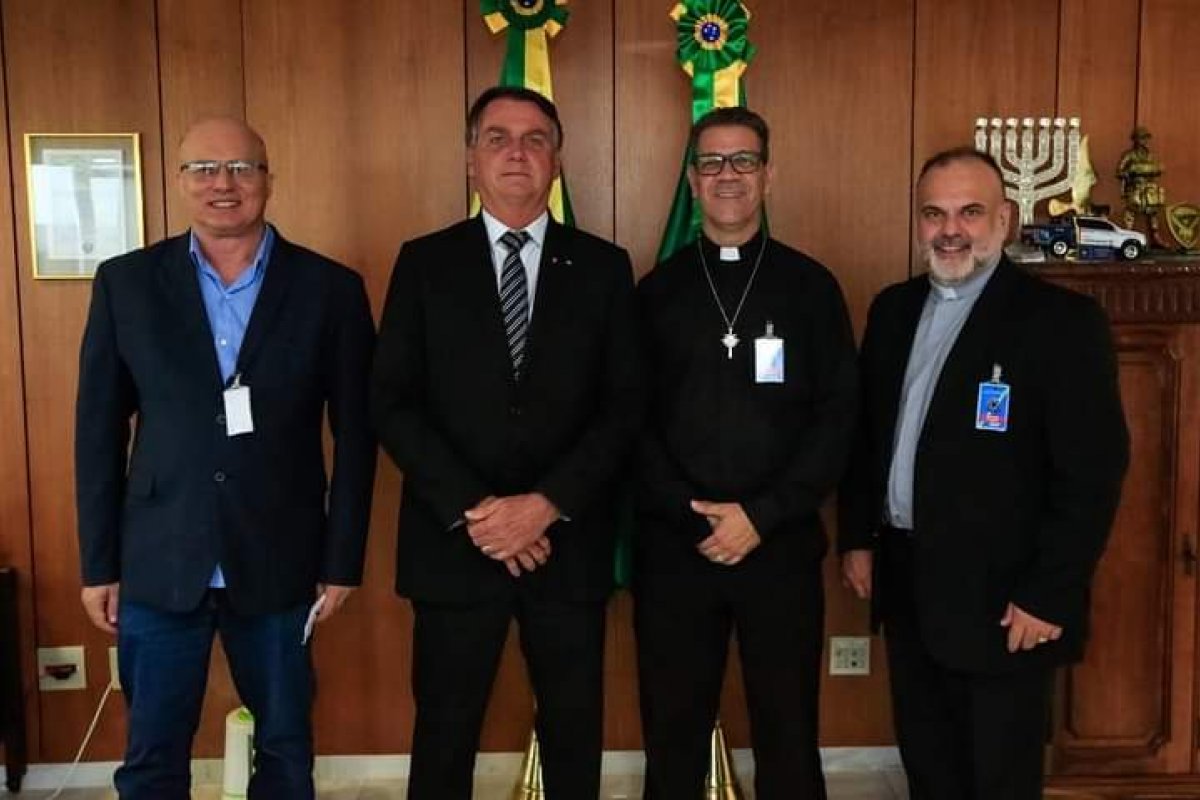 Bolsonaro participa de missa em santuário no Paraná