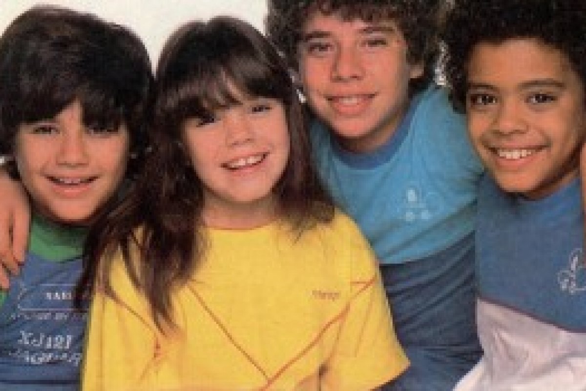 Aos 51 anos, ex-integrante do 'Balão Mágico' vende seus quadros na Avenida Paulista