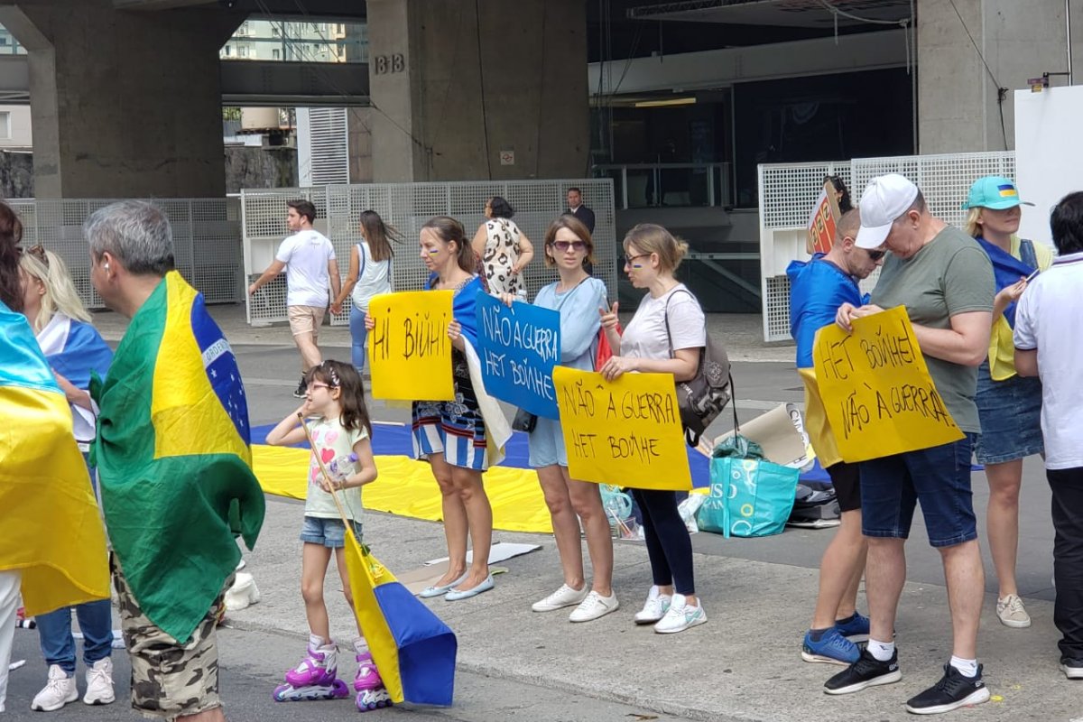 Vídeo: Manifestantes lembram 1 mês de guerra na Ucrânia em ato na Av. Paulista