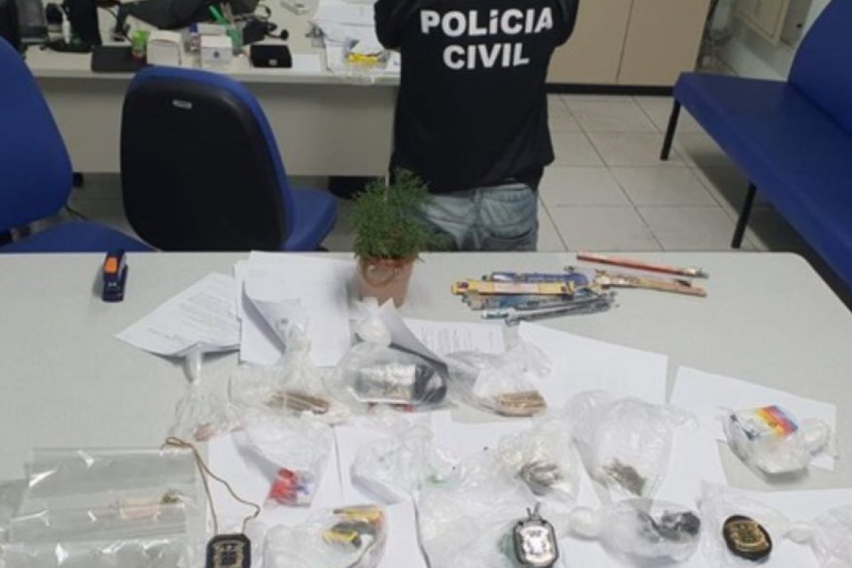 Passageiros de ônibus de turismo são presos com drogas no norte da Bahia