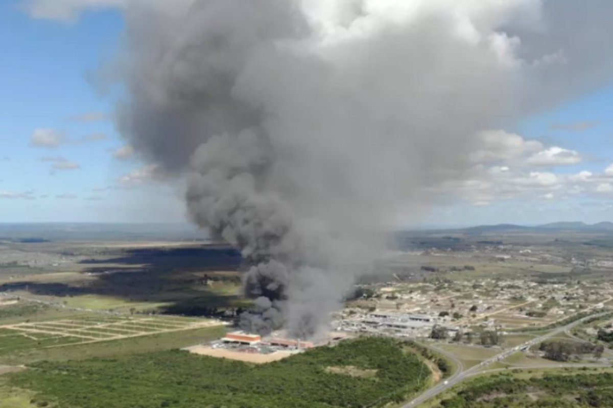 Bombeiros tentam pelo terceiro dia apagar incêndio em supermercado de Vitória da Conquista