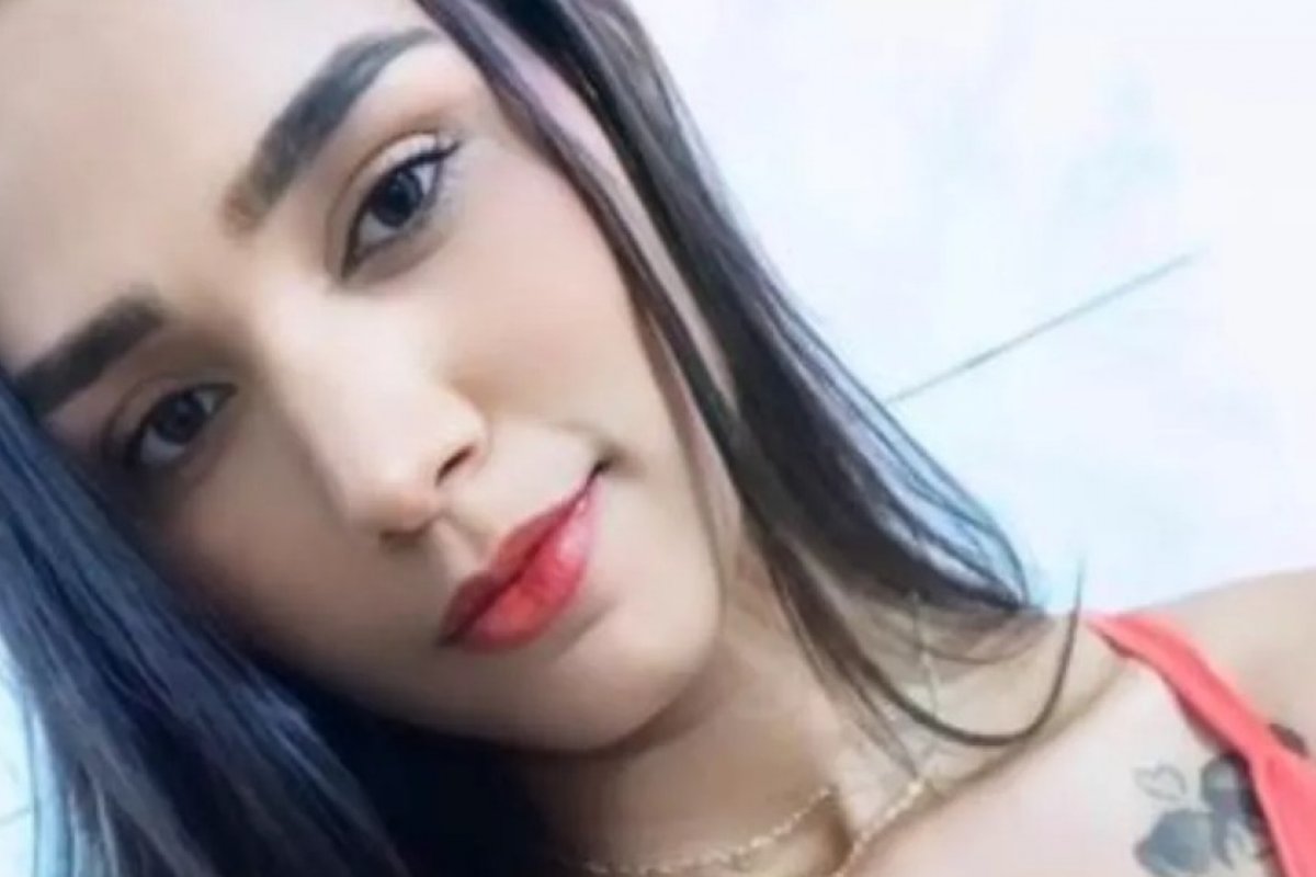 Mulher morre após colidir motocicleta em placa de sinalização na Bahia