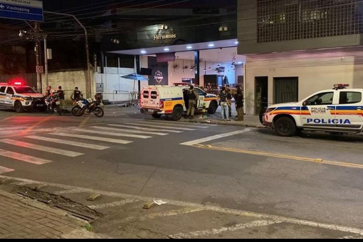 Homem é morto a tiros dentro de bar lotado em Minas Gerais